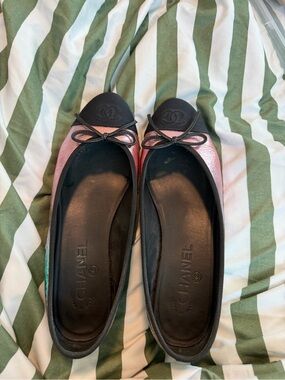 CHANEL Pink and Black Leather Cap-Toe Ballet Flats